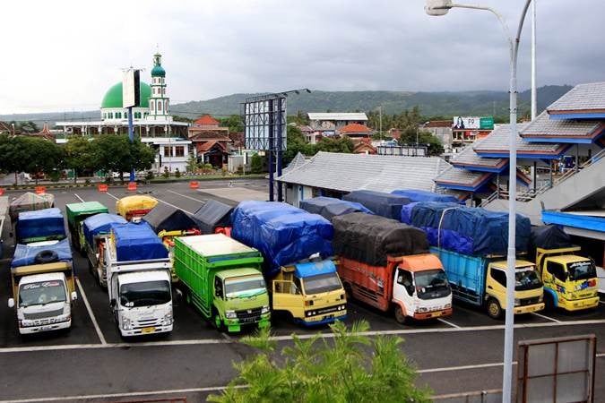 Hari Raya Nyepi, Truk Logistik Antre di Pelabuhan Ketapang