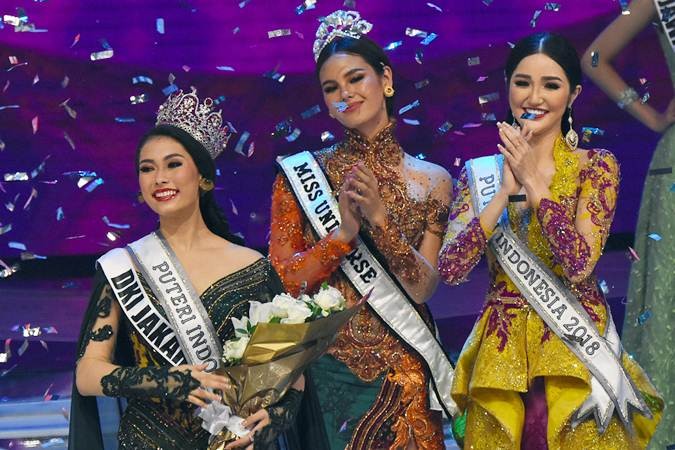 Puteri Indonesia 2019 Frederika Alexis Cull (kiri) bersama Puteri Indonesia 2018 Sonia Fergina Citra (kanan) dan Miss Universe 2018 Catriona Gray (tengah) seusai memenangi pemilihan Puteri Indonesia 2019 di Jakarta Convention Center, Jakarta, Jum'at (8/3/2019). Finalis asal DKI Jakarta itu memenangi kontes Puteri Indonesia 2019 setelah menyisihkan 38 finalis lainnya. ANTARA FOTO/Indrianto Eko Suwarso