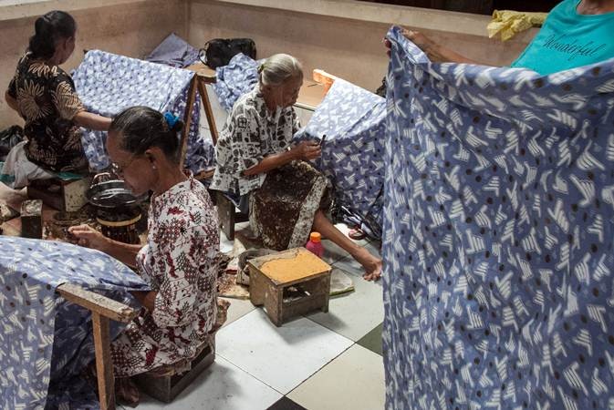 Perajin Solo Produksi Batik dengan Motif Dua Jari