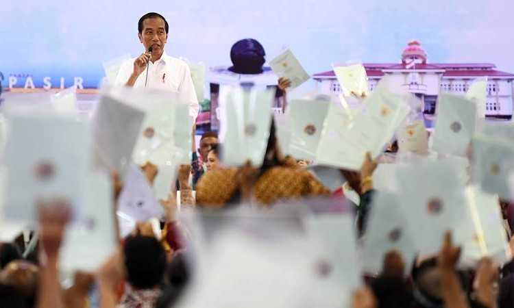 Presiden Jokowi Bagikan Sertifikat Tanah di Pangkalpinang