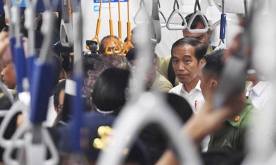 Presiden Jokowi dan Anies Baswedan Naik MRT