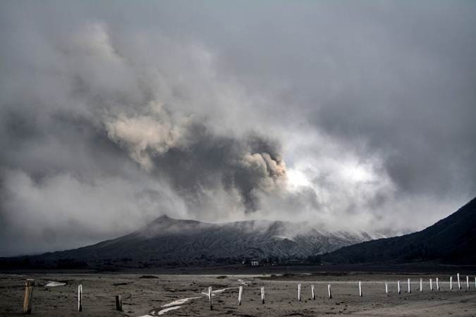 Abu Vulkanis Selimuti Kawasan Gunung Bromo