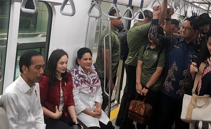 Ketika Chelsea Islan Duduk Bersebelahan dengan Jokowi di Dalam MRT
