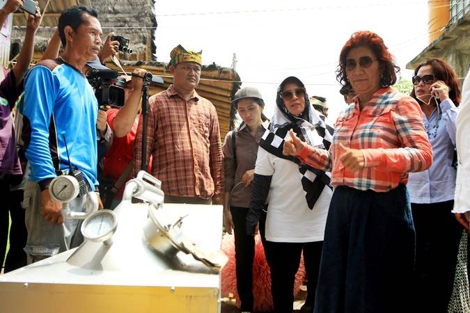 Kunjungi Banyuwangi, Susi Pudjiastuti Pakai Topi dari Sampah Laut