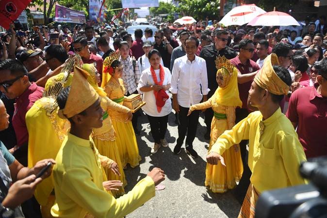 Ada Baliho Jokowi Berpakaian Adat saat Kampanye di Asahan