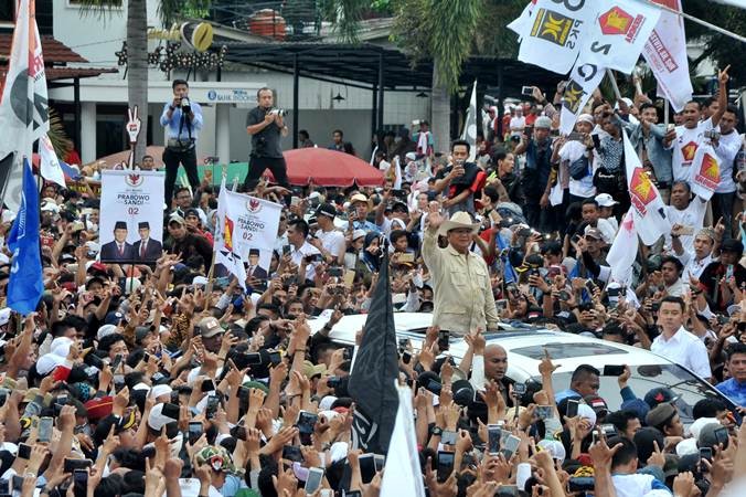 Kampanye di Palembang, Prabowo Subianto Menerima Sumbangan Uang