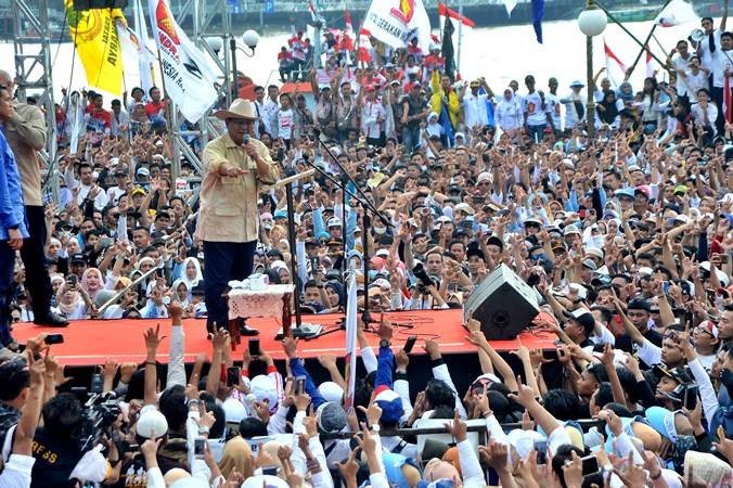 Kampanye di Palembang, Prabowo Subianto Menerima Sumbangan Uang