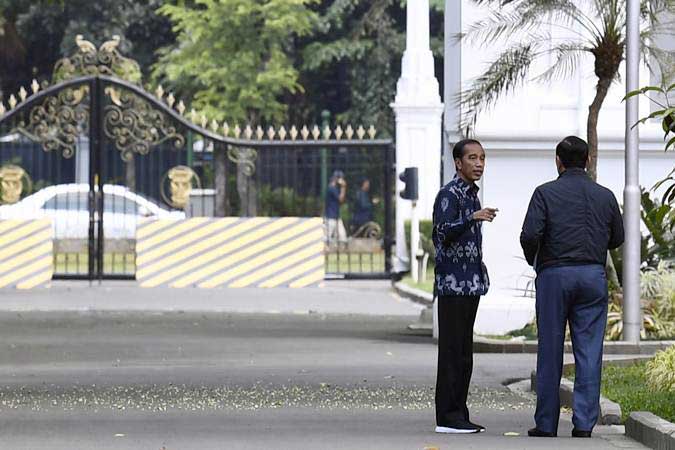 Presiden Jokowi Bicara Berdua dengan Luhut Panjaitan