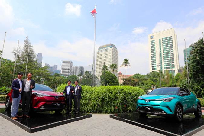 Pebalap Rio Haryanto Hadiri Peluncuran Toyota C-HR Hybrid