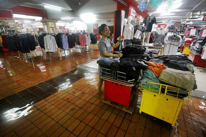 Gerai Ramayana di Hi-Tech Mall Surabaya Terendam Banjir