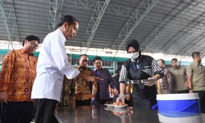 Makan Bareng Buruh, Jokowi Pilih Sop Ayam, Tempe, Telur dan Salak