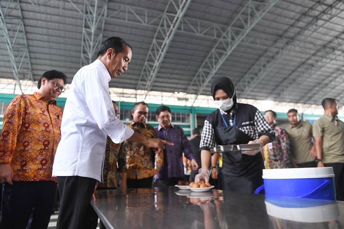Makan Bareng Buruh, Jokowi Pilih Sop Ayam, Tempe, Telur dan Salak