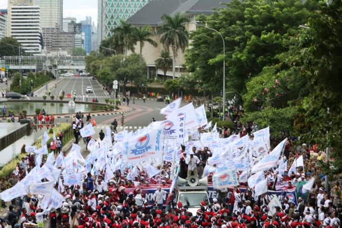 Massa Buruh Memulai Aksinya Memperingati Hari Buruh di Jakarta