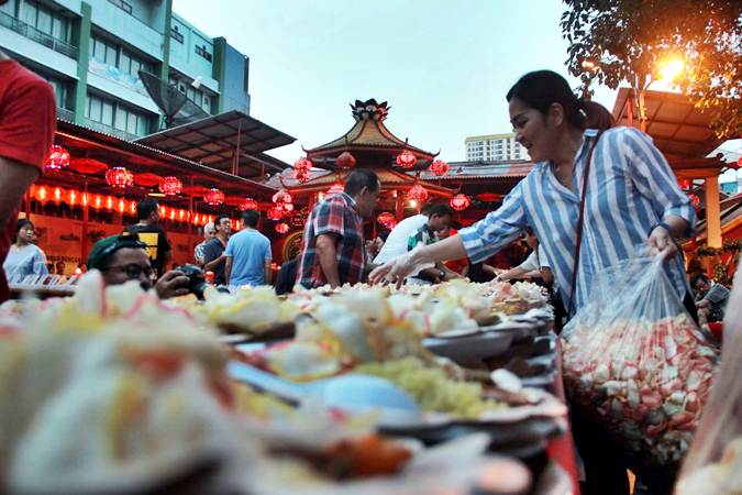 Toleransi Beragama, Warga Tionghoa Siapkan Hidangan Gratis Buka Puasa