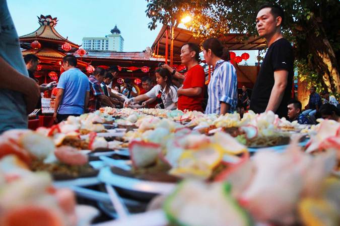 Toleransi Beragama, Warga Tionghoa Siapkan Hidangan Gratis Buka Puasa