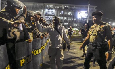 Aksi Damai Bawaslu, Pengunjuk Rasa dan Polisi Berpelukan