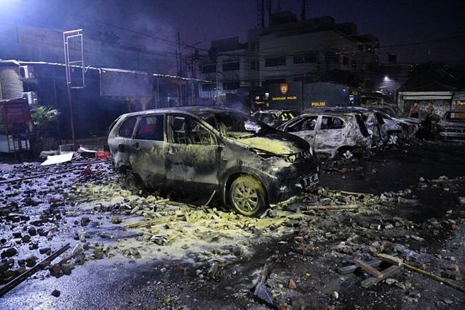 Akibat Demo Rusuh di Kompleks Asrama Brimob, Banyak Mobil Terbakar