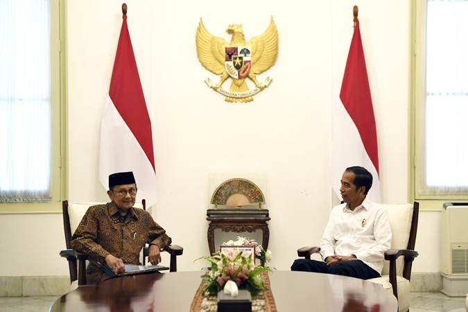 Presiden Jokowi Bertemu BJ Habibie di Istana Merdeka