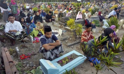 Ritual Tahlil Akbar di Pemakaman