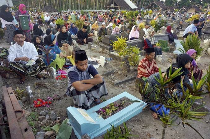 Ritual Tahlil Akbar di Pemakaman