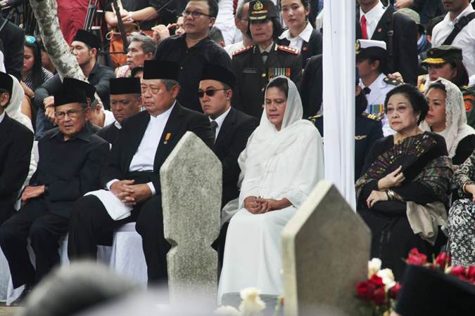 Prosesi Pemakaman Ibu Ani Yudhoyono di TMP Kalibata