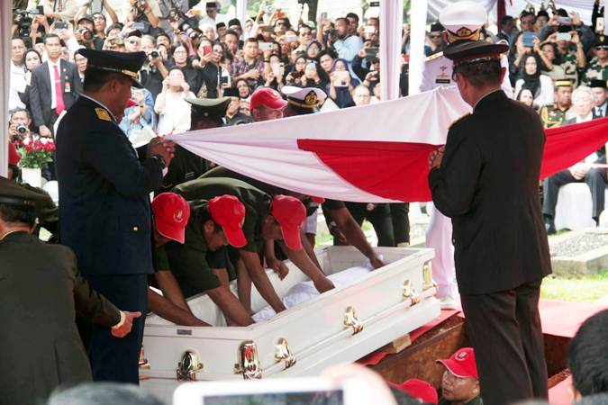 Prosesi Pemakaman Ibu Ani Yudhoyono di TMP Kalibata