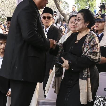 Momen Ketika SBY Bertemu Megawati Soekarnoputri di Pemakaman Ibu Ani Yudhoyono