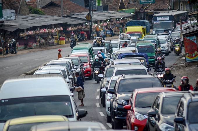Pemudik Terjebak Kemacetan di Jalur Nagreg, Kabupaten Bandung