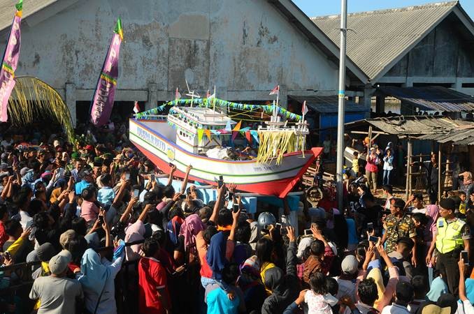 Tradisi Pesta Lomban di Pantai Kartini, Jepara