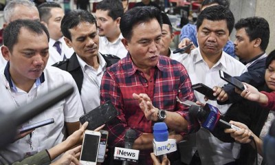 Yusril Ihza Mahendra Serahkan Berkas Jawaban TKN Jokowi - Ma\'ruf ke MK