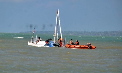 Evakuasi Perahu Karam di Pantai Desa Romben Barat, Sumenep