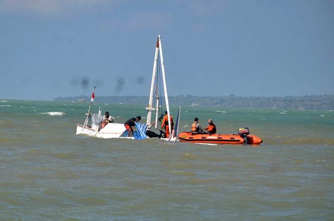 Evakuasi Perahu Karam di Pantai Desa Romben Barat, Sumenep