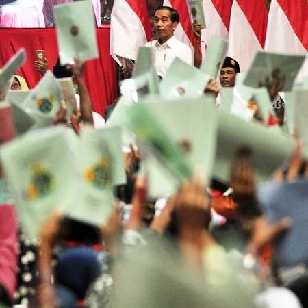 Presiden Jokowi Serahkan Sertifikat Tanah di Gresik