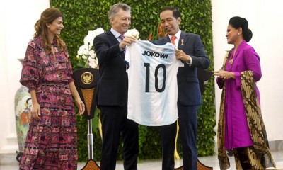 Jokowi Menerima Hadiah Seragam Sepak Bola Timnas Argentina dari Mauricio Macri