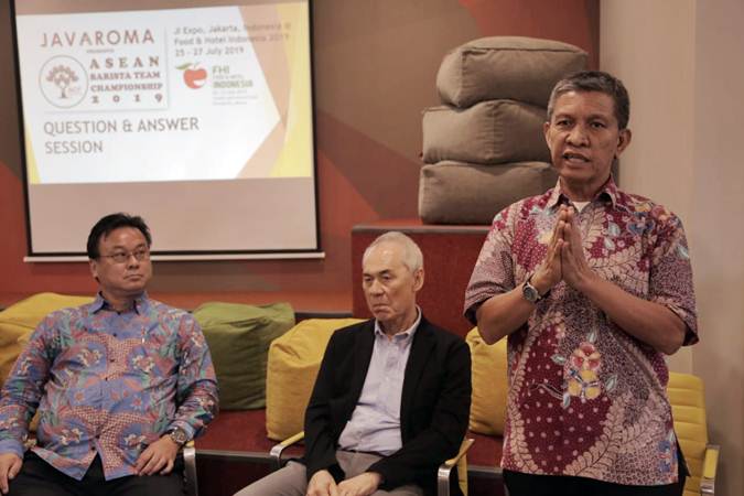 Ketua Asosiasi Kopi Specialty Indonesia Syafrudin (dari kanan) didampingi Presiden Asean Coffee Federation Victor Mah dan Director Community Affair Sekretariat Asean Lee Yoong Yooong memberikan penjelasan di sela-sela sosialisasi penyelenggaraan Asean Barista Team Championship 2019, di Jakarta, Senin (1/7/2019). Kompetisi yang diselenggarakan pada 24-27 Juli dalam pameran makanan dan minuman Indonesia Food dan Hotel Expo 2019 itu diikuti lebih dari 15 tim barista terbaik Asia Tenggara dan akan merebut hadiah uang tunai US$10.000. Bisnis/Nurul Hidayat