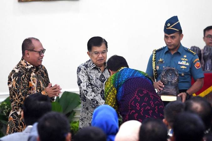 Jusuf Kalla Hadiri Penyerahan Anugerah Paritrana
