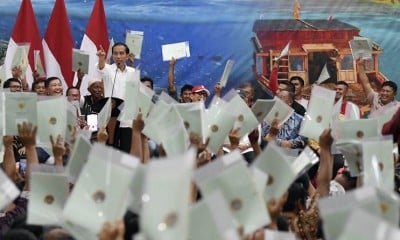 Presiden Jokowi Serahkan Sertifikat Tanah di Manado