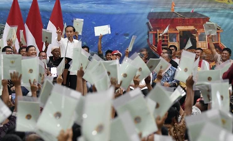 Presiden Jokowi Serahkan Sertifikat Tanah di Manado