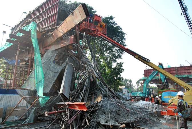 Tiang Penyangga Proyek Jalan Tol Bogor Ambruk