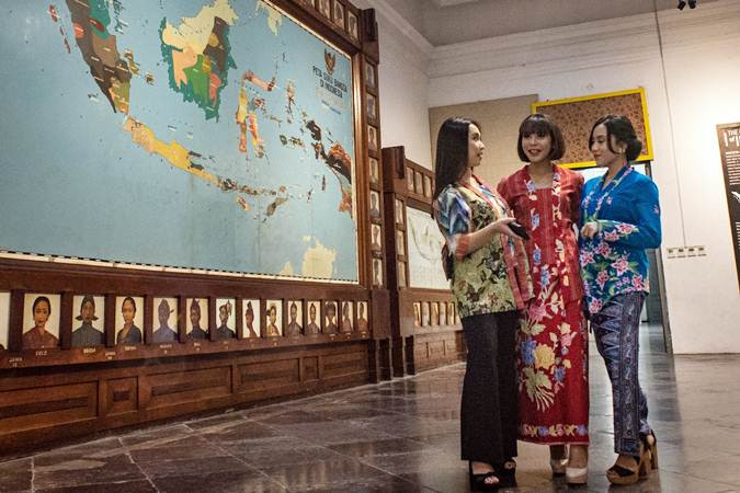 Peragaan Busana Lestarikan Busana Kebaya