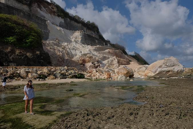 Gempa Bali, Tebing di Pantai Melasti Runtuh