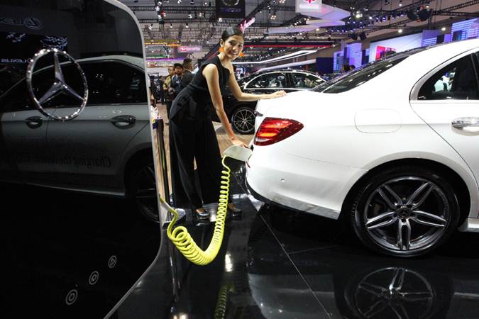 Airlangga Hartarto Kunjungi Booth Mercedes-Benz di GIIAS 2019