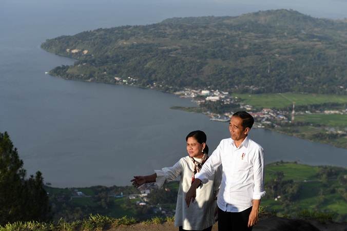 Presiden Jokowi Nikmati Keindahan Danau Toba dari Sipinsur Geosite