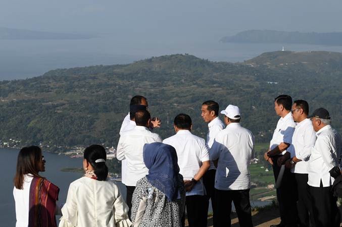 Presiden Jokowi Nikmati Keindahan Danau Toba dari Sipinsur Geosite
