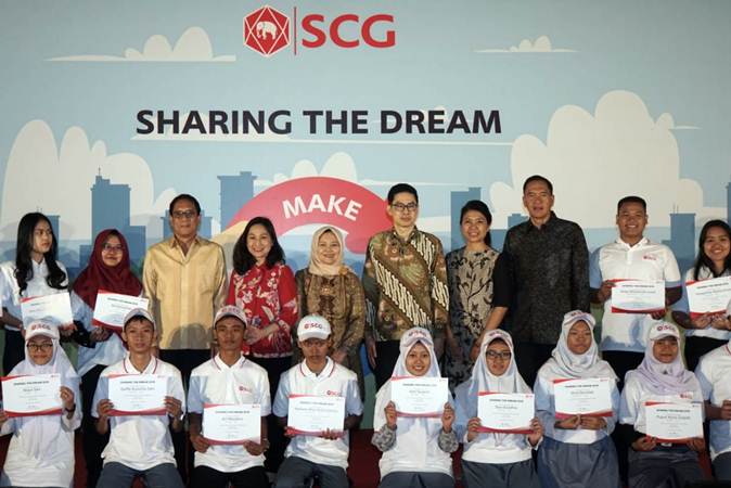 SCG Berikan Beasiswa Pendidikan