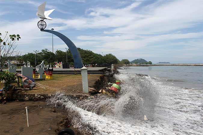 Tugu Merpati Perdamaian Terancam Ambruk Karena Abrasi