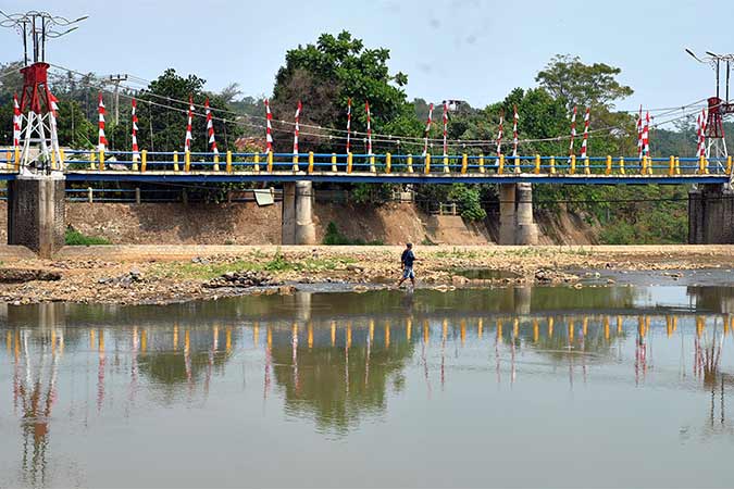 Debit Air Sungai Ciliwung Menyusut