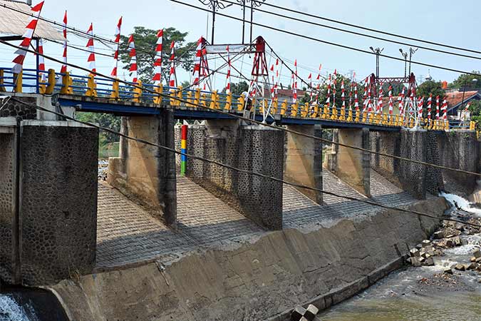 Debit Air Sungai Ciliwung Menyusut