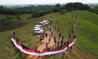 MEMBENTANGKAN BENDERA MERAH PUTIH DI PUNCAK GUNUNG