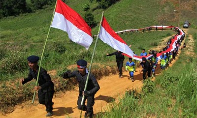 MEMBENTANGKAN BENDERA MERAH PUTIH DI PUNCAK GUNUNG